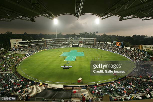 suspended play due to rain during a cricket game - cricket stock pictures, royalty-free photos & images