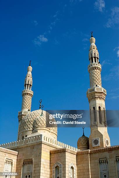 view of the majestic jumeirah mosque - jumeirah mosque stock pictures, royalty-free photos & images