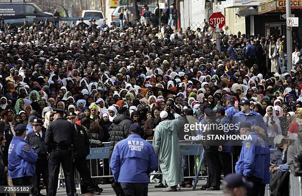 New York, UNITED STATES: An overflow crowd of mourners stretched two blocks from the Islamic Cultural Center, 12 March 2007, in the Bronx borough of...