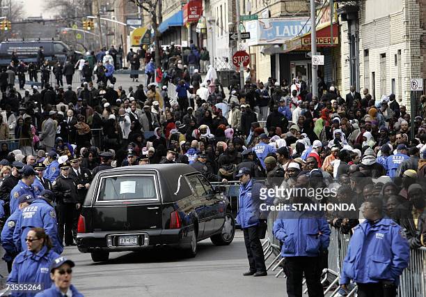 New York, UNITED STATES: One of the eight hearses carrying ten victims leaves the Islamic Cultural Center, 12 March 2007, in the Bronx borough of New...