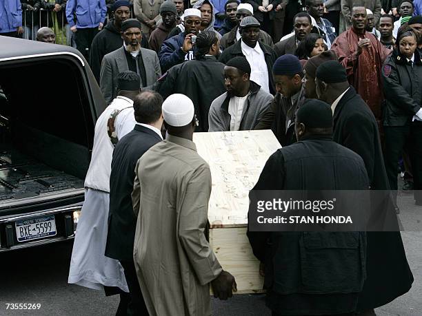 New York, UNITED STATES: The coffin of Miriam Sidibe is placed into a hearse outside the Islamic Cultural Center, 12 March 2007, in the Bronx borough...