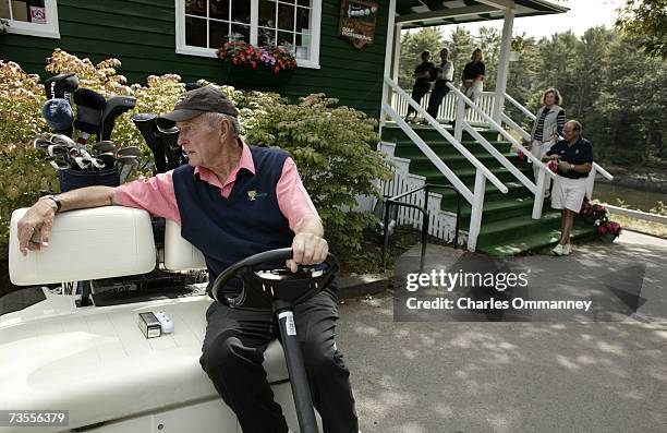 Former President George Herbert Walker Bush and First Lady Barbara Bush, September 30, 2003 at their home 'Walkers Point', Kennebunkport, Maine. The...