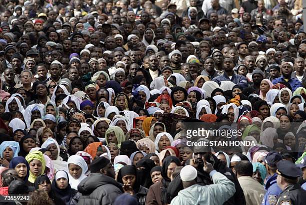 New York, UNITED STATES: Part of the overflow crowd of mourners that stretched two blocks from the Islamic Cultural Center, 12 March 2007, in the...