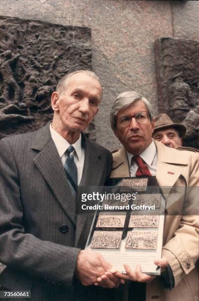 Polish-born American resistance fighter, diplomat, spy, and college professor Jan Karski , born Jan Kozielewski, recieves a plaque from the...