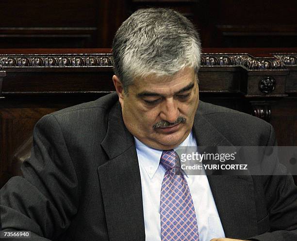 El ministro Guatemalteco del Interior Carlos Vielmann escucha preguntas hechas por diputados el 13 de marzo de 2007 antes de responder a preguntas...