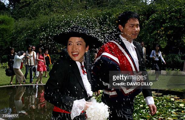 Zhang Hui and Shen Jie, a Chinese couple that won the reality TV show "Chilean Wedding Trip", transmitted by a Shanghai's network, are pictured...