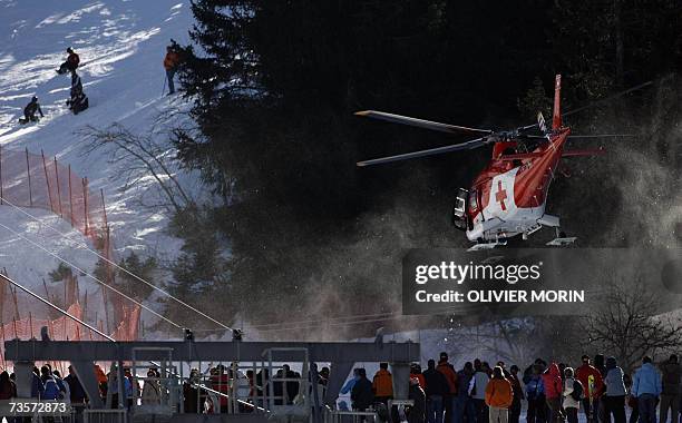 Lenzerheide, SWITZERLAND: Swiss Bruno Kernen is carried away by a helicopter after crashing during the men's downhill at the Alpine Ski World Cup...