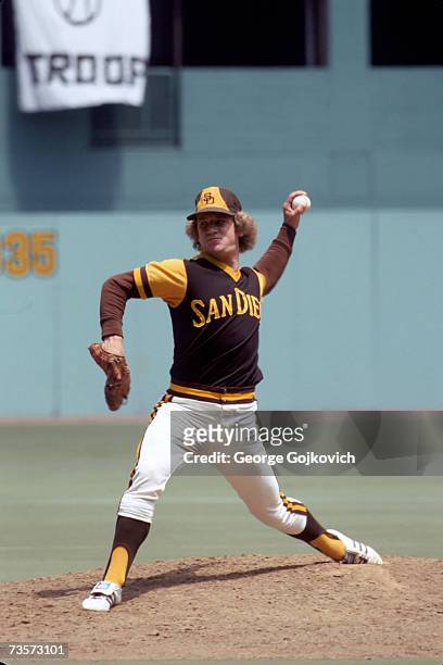 Pitcher Randy Jones of the San Diego Padres pitches against the Pittsburgh Pirates at Three Rivers Stadium in June 1977 in Pittsburgh, Pennsylvania.