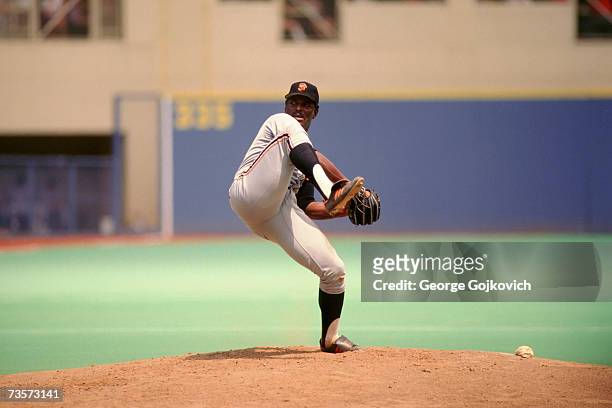 Pitcher Vida Blue of the San Francisco Giants in action against the Pittsburgh Pirates at Three Rivers Stadium circa 1979 in Pittsburgh, Pennsylvania.