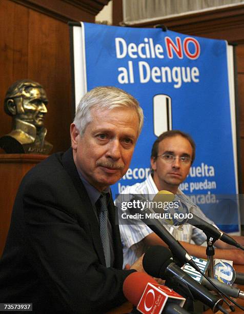 El director de Salud del Ministerio de Salud Publica de Uruguay, Jorge Basso , habla durante una conferencia de prensa el 14 de marzo de 2007 en la...