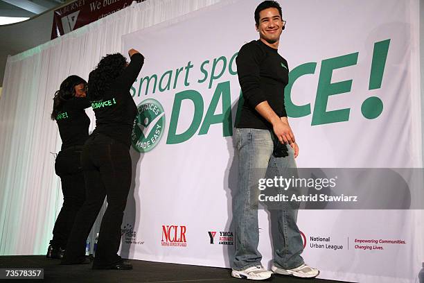 LaChanze and Mario Lopez pose for photos at the YMCA during a Smart Spot Dance event March 14, 2007 in New York City.