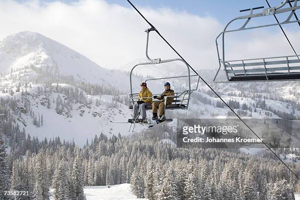 usa, utah, teenage girl and boy (13-16) sitting on ski lift at brighton ski resort - ski resort 個照片及圖片檔