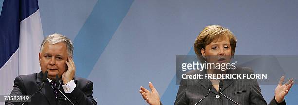Picture taken 05 December 2006 shows German Chancellor Angela Merkel and Polish President Lech Kaczynski giving a press conference after a summit of...