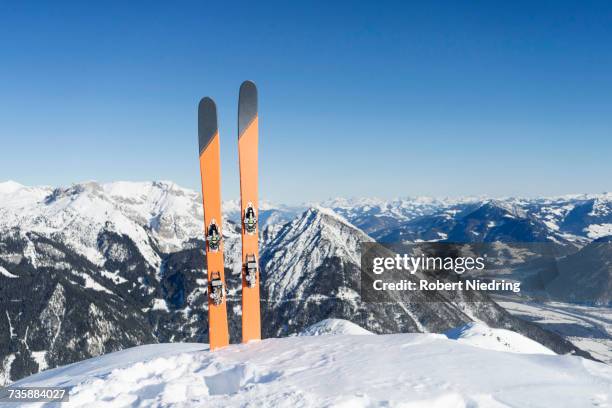 skis in snow against sky - ski im schnee stock-fotos und bilder