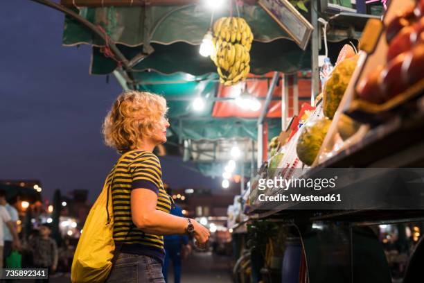 morocco, woman at a market stall - maroc business stock-fotos und bilder