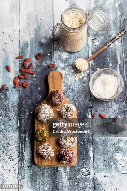 various bliss balls on wooden board - hemp seed 個照片及圖片檔