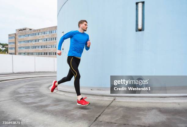 young man running in the city - man running city stockfoto's en -beelden