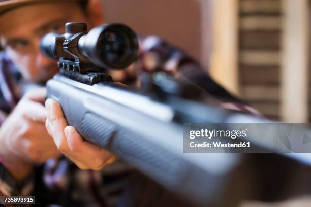 man aiming with rifle - crosshairs imagens e fotografias de stock