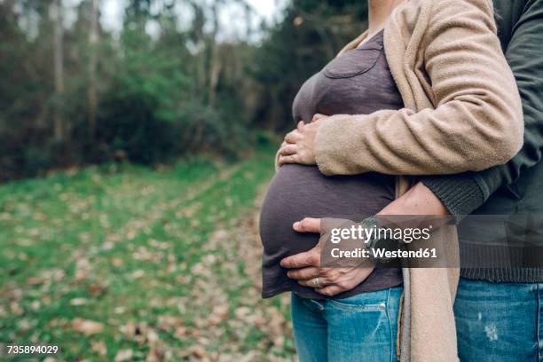 man with pregnant woman in nature - verhütungsmittel stock-fotos und bilder