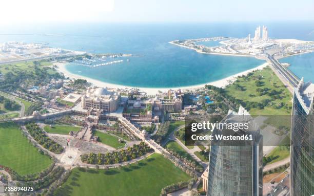 uae, abu dhabi, emirates palace hotel at the waterfront - emirates palace stockfoto's en -beelden