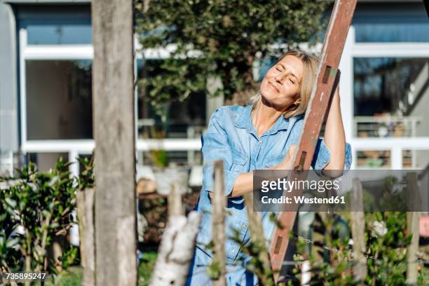woman relaxing in garden - pole positie fotografías e imágenes de stock
