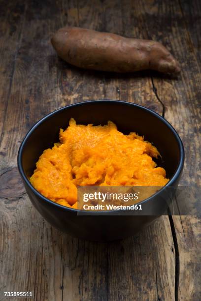 bowl of homemade sweet potato mash - mashed sweet potato imagens e fotografias de stock