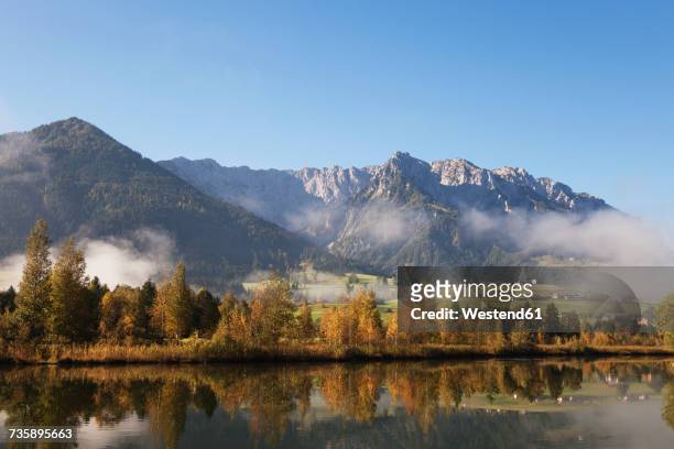 austria, tyrol, lake walchsee in autumn - kaiser fotografías e imágenes de stock