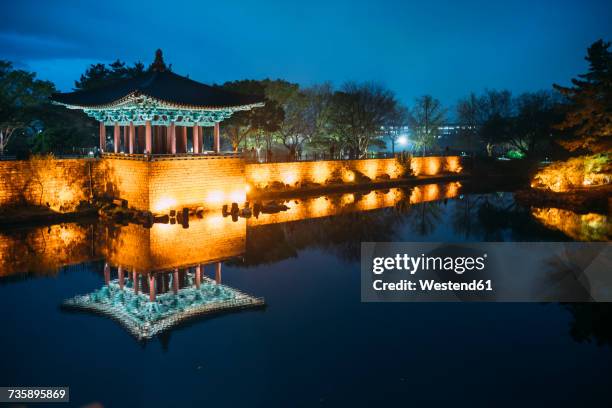 south korea, gyeongju, donggung palace and wolji pond, lit up pavilions at evening - gyeongju fotografías e imágenes de stock