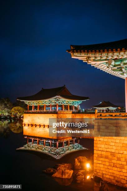 south korea, gyeongju, donggung palace and wolji pond, lit up pavilions at evening - korea palace stock pictures, royalty-free photos & images