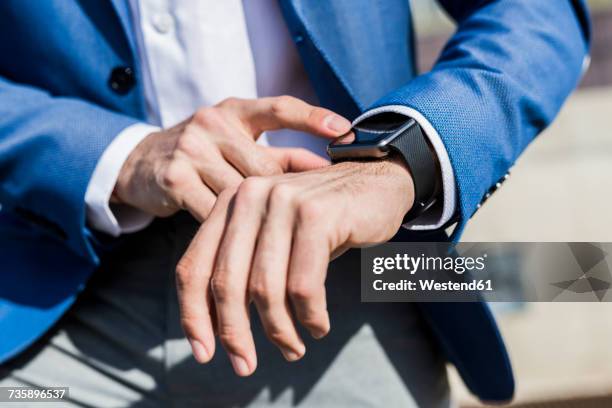 close-up of businessman with smartwatch - auf die uhr sehen stock-fotos und bilder