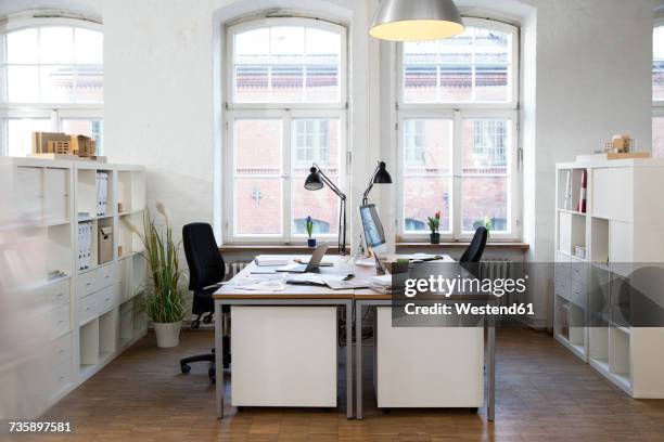 empty office - coworking stock-fotos und bilder