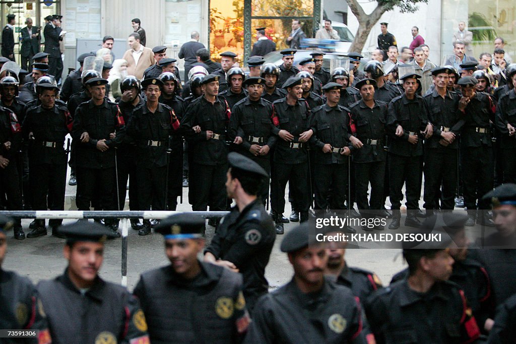 Egyptian riot police line up on both sid...