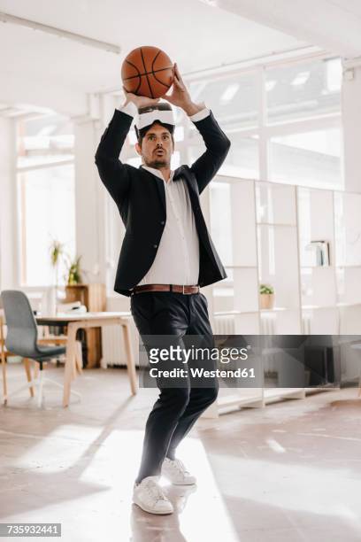 businessman wearing vr glasses playing basketball in office - new u s supreme court poses for class photo fotografías e imágenes de stock
