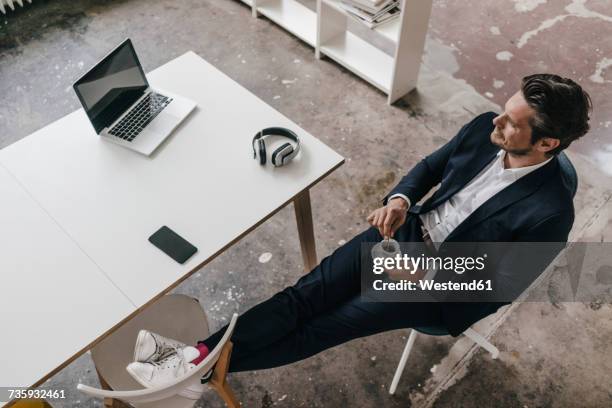 businessman having a coffee break - geschäftsmann im büro mobiltelefon stock-fotos und bilder