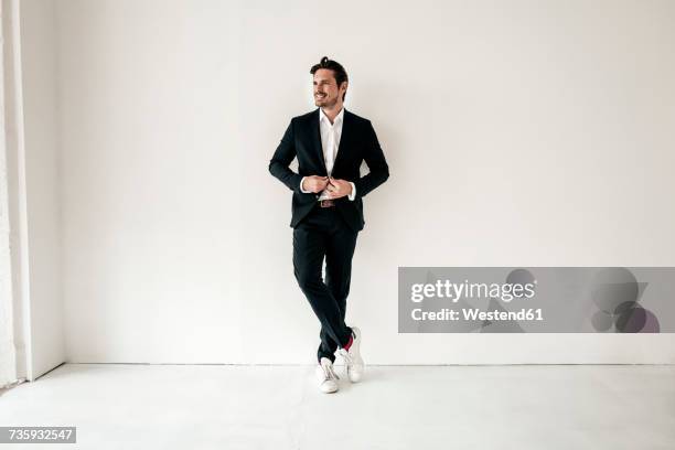 confident businessman standing in empty room - mirada de reojo fotografías e imágenes de stock
