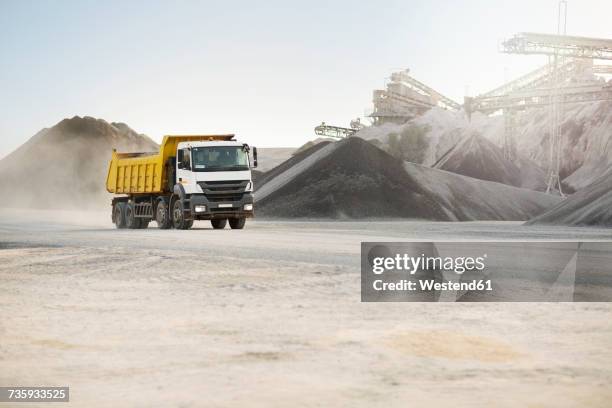dump truck at quarry - camión de descarga fotografías e imágenes de stock