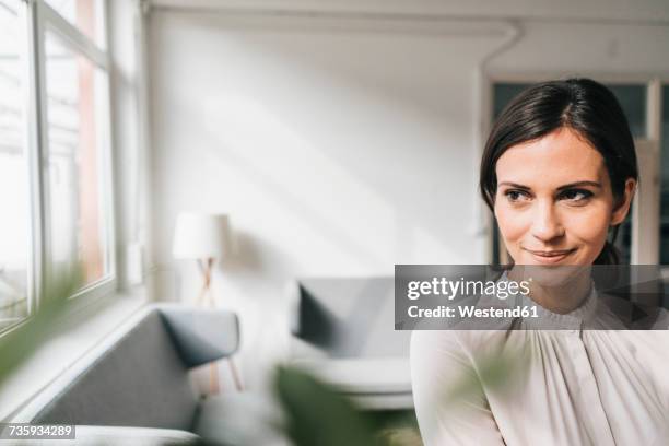 portrait of smiling woman - businesswoman couch fotografías e imágenes de stock