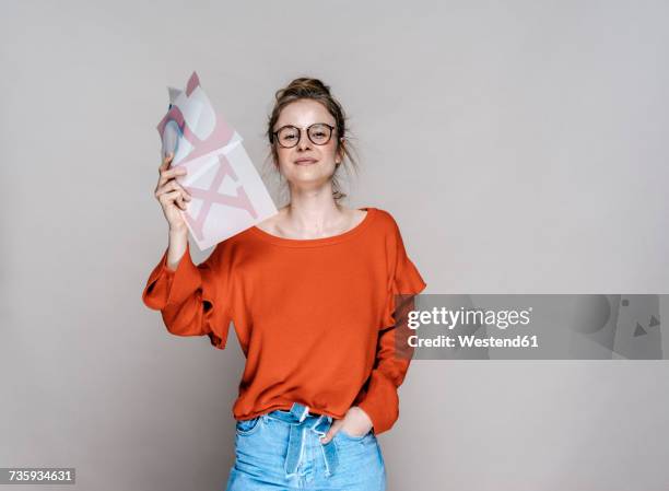 portrait of young woman holding letter x template - graphiker stock-fotos und bilder