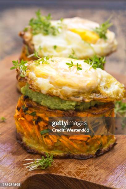 sweet potato fritters with avocado dip and baked egg - salsa espesa fotografías e imágenes de stock