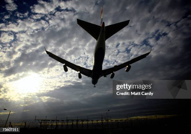 Plane comes into land at Heathrow Airport on March 16, 2007 in London. A US government agency has announced that winter in the Northern Hemisphere...