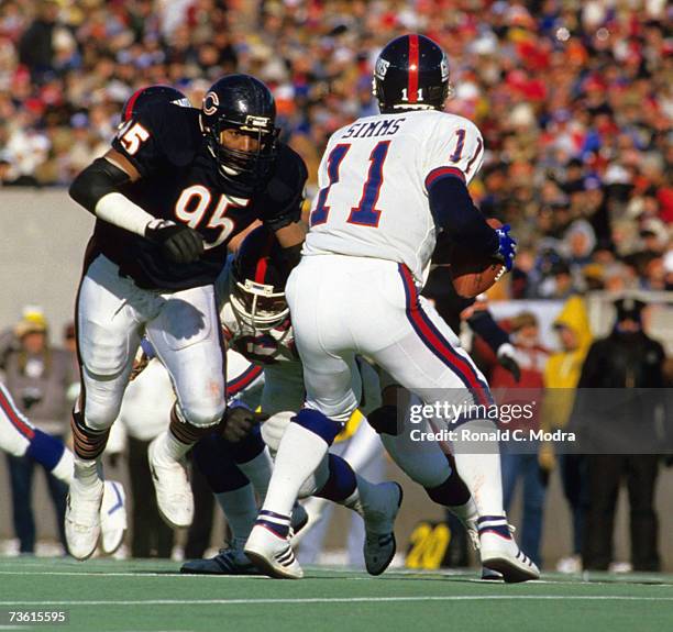Richard Dent of the Chicago Bears rushes Phil Simms of the New York Giants during the NFC Divisional Playoff Game on January 5, 1986 in Chicago,...