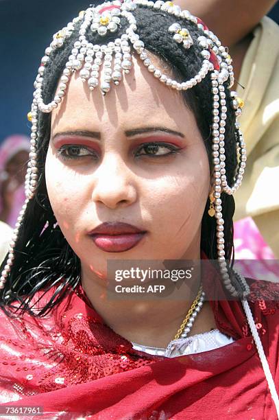 Sudanese bride attends her wedding party in El-Bawga, 16 March 2007. AFP PHOTO/ISAM AL-HAJ