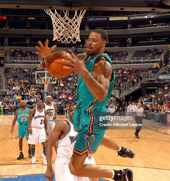 Tyson Chandler of the New Orleans/Oklahoma City Hornets goes to the basket against the Washington Wizards in a NBA basketball game on March 17, 2007...