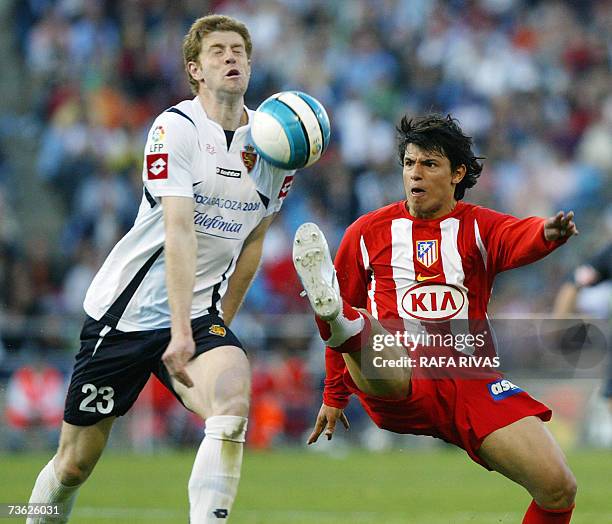 Atletico Madrid's Argentinian Sergio "Kun" Ag?ero shoots next to Zaragoza's Sergio Fernandez , during a Spanish league football match, 18 March 2007...