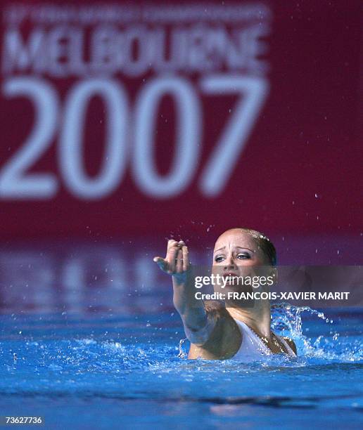 Synchro swimmer Christina Jones performs 19 March 2007 at the Susie O'Neill pool in Melbourne during the solo technical preliminary event of the 12th...