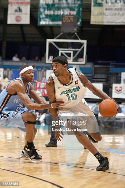 Damone Brown of the Sioux Falls Skyforce moves around Chris Copeland of the Fort Worth Flyers during the D-League game on February 25, 2007 at the...