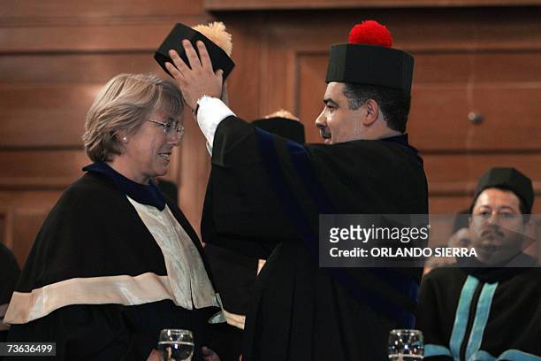 El rector de la universidad de San Carlos, Estuardo Galvez , le coloca el bonete a la presidenta de Chile, Michelle Bachelet, al otorgarsele el...