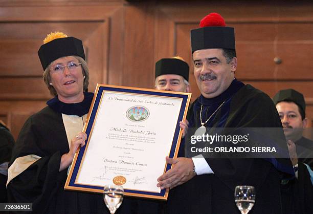 El rector de la universidad de San Carlos, Estuardo Galvez le entrega el titulo Doctora Honoris Causa a la presidenta de Chile, Michelle Bachelet, en...