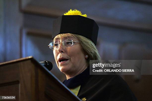 La presidenta de Chile, Michelle Bachelet, pronuncia un discurso tras recibir el titulo de Doctora Honoris Causa de la Universidad de San Carlos, en...