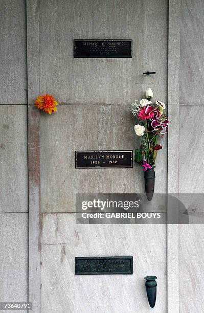 Los Angeles, UNITED STATES: Marilyn Monroe's crypt is seen 19 March 2007, in the Westwood Memorial Park in Los Angeles, California. Monroe, age 36...